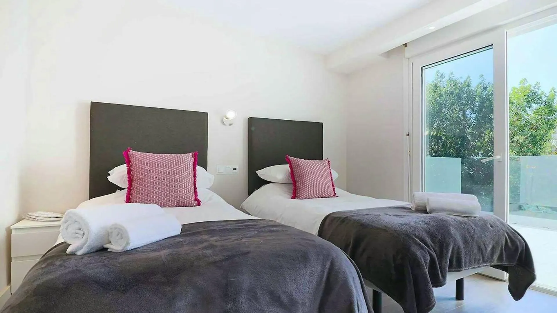 Villa Welcoming Chalet In Marbella With Pool And Air Conditioning